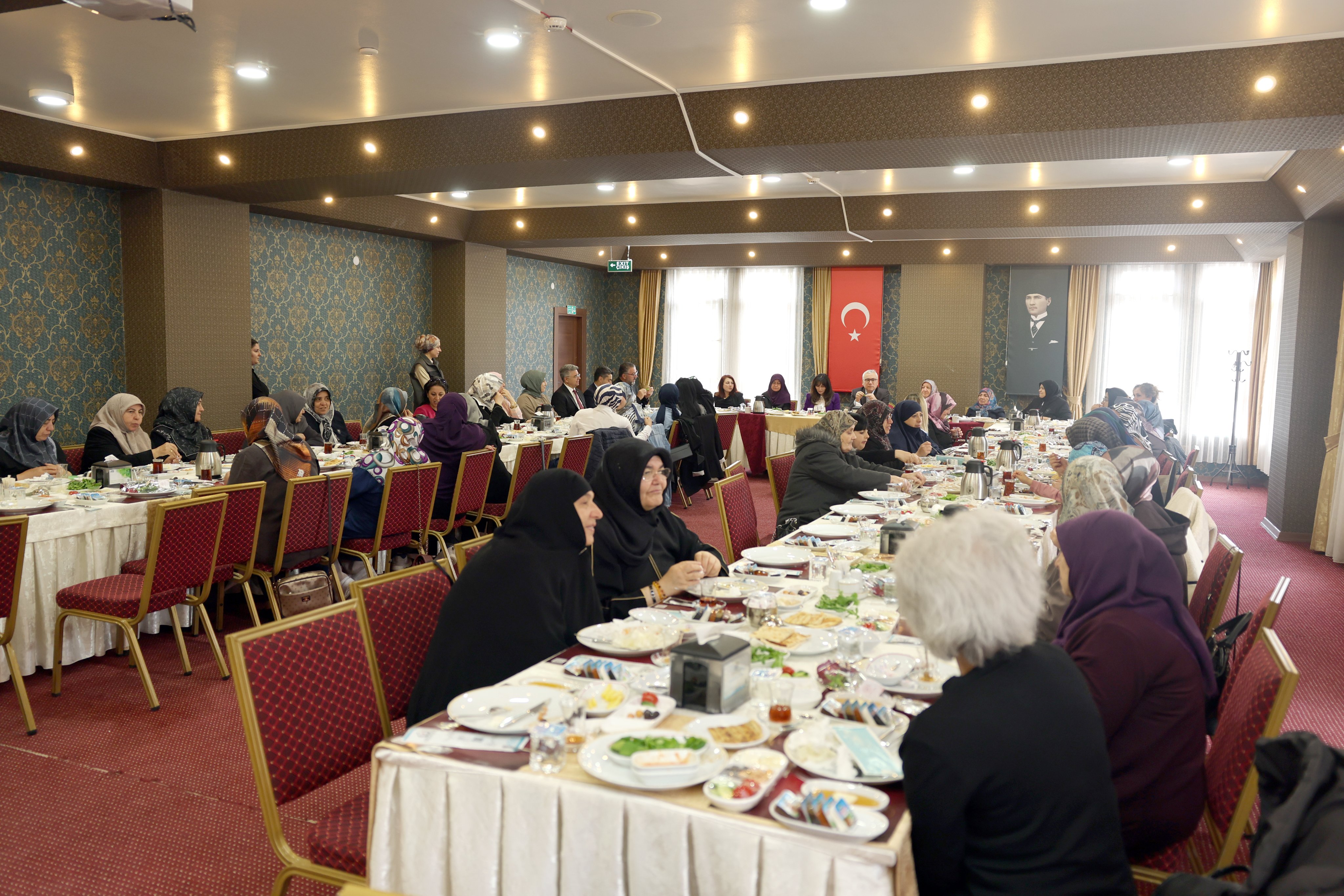 Vali Şimşek şehit anneleriyle bir araya geldi
