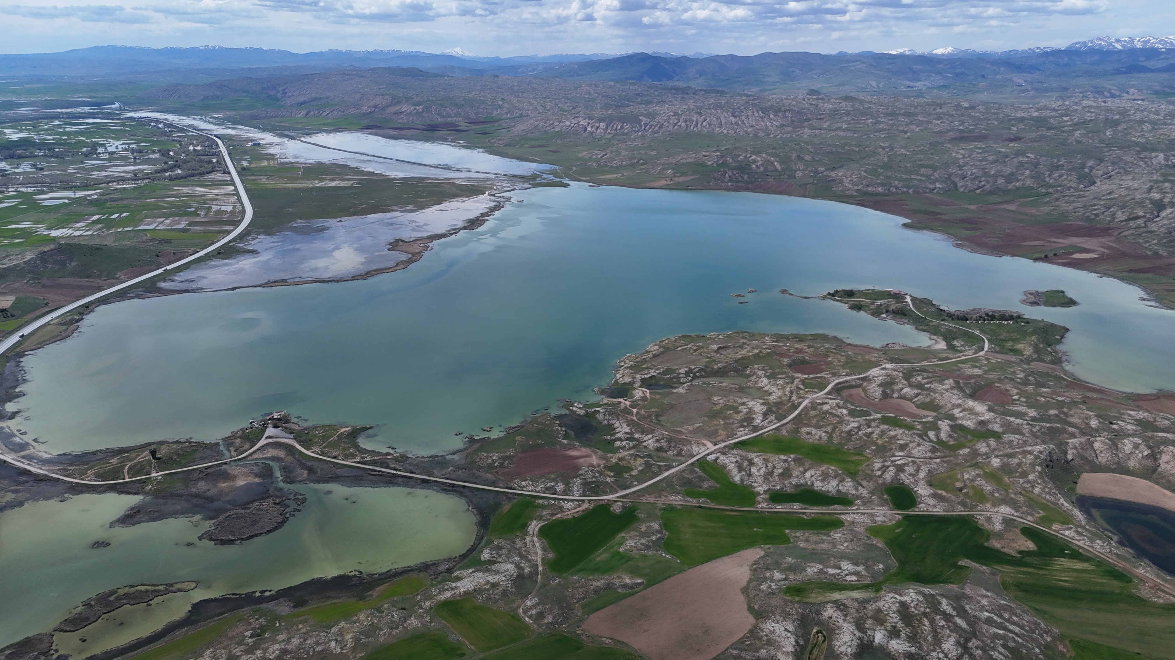 Sivas'ta kar eridi yağmurlar arttı, kentin en büyük gölü taştı