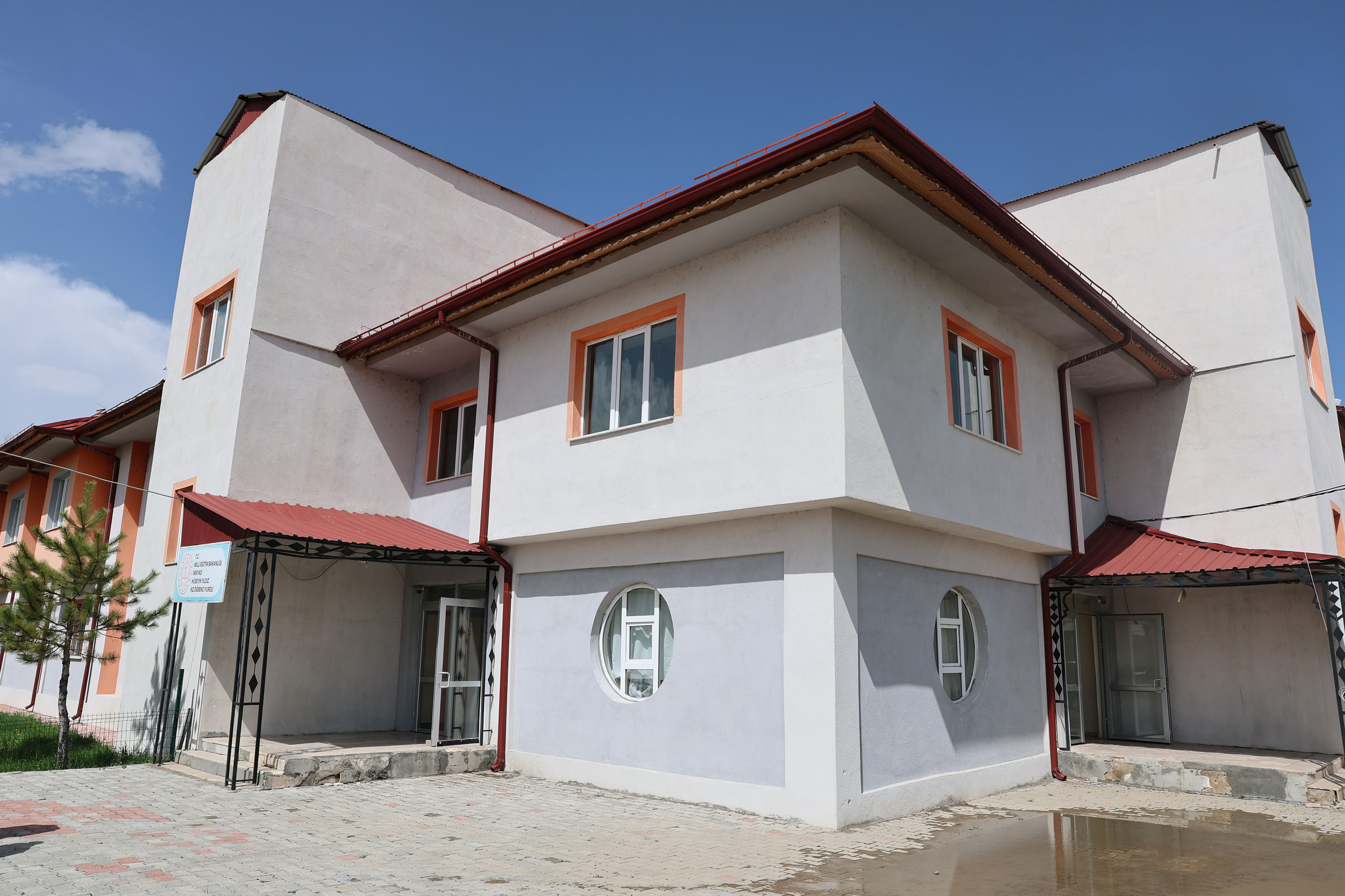 İmranlı'ya modern öğretmenevi kazandırılıyor