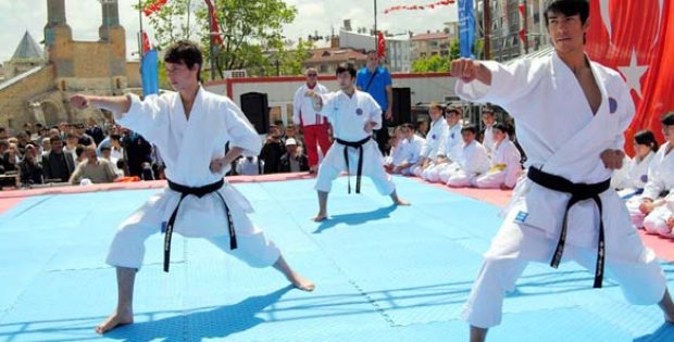 Şampiyonlar büyüledi
