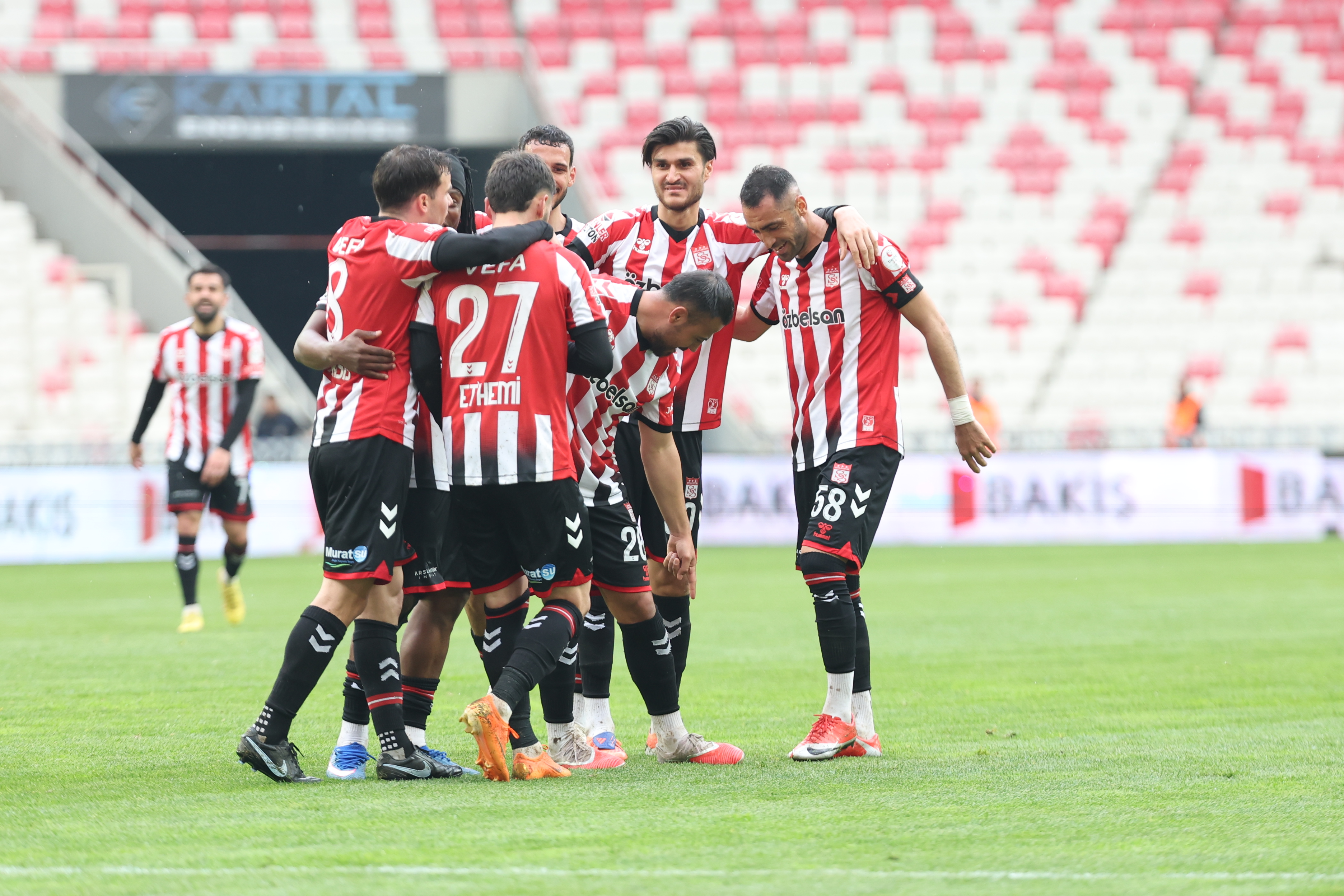 Sivasspor deplasmanda zorlandı, evinde parladı