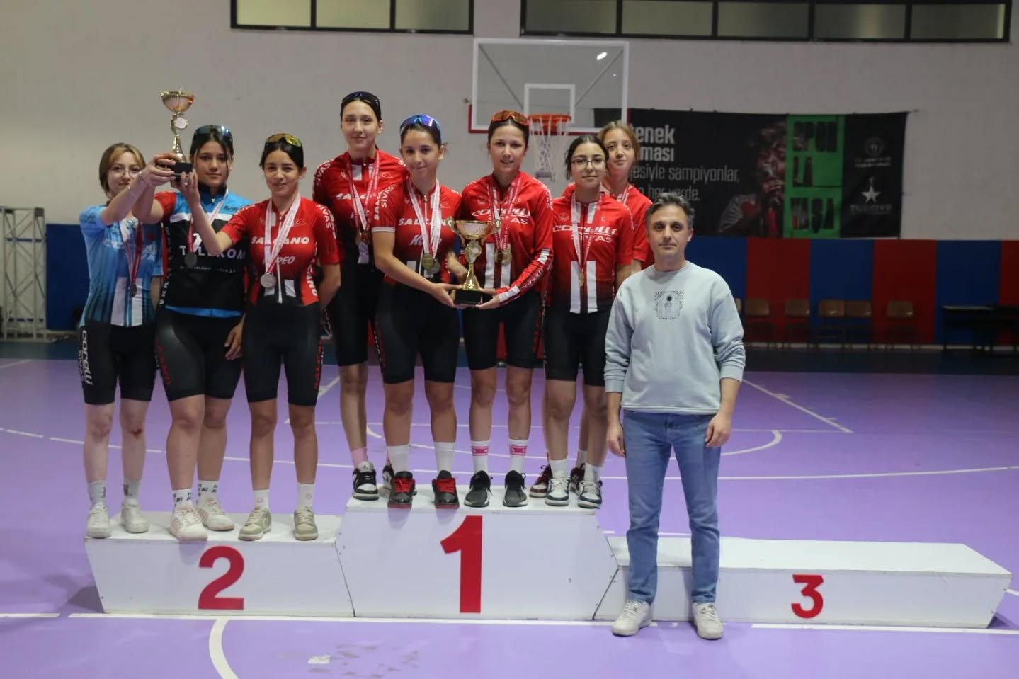 Başarılı pedallara kupa ve madalya
