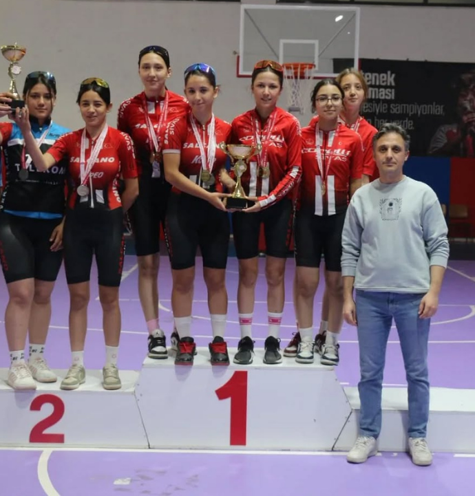Başarılı pedallara kupa ve madalya