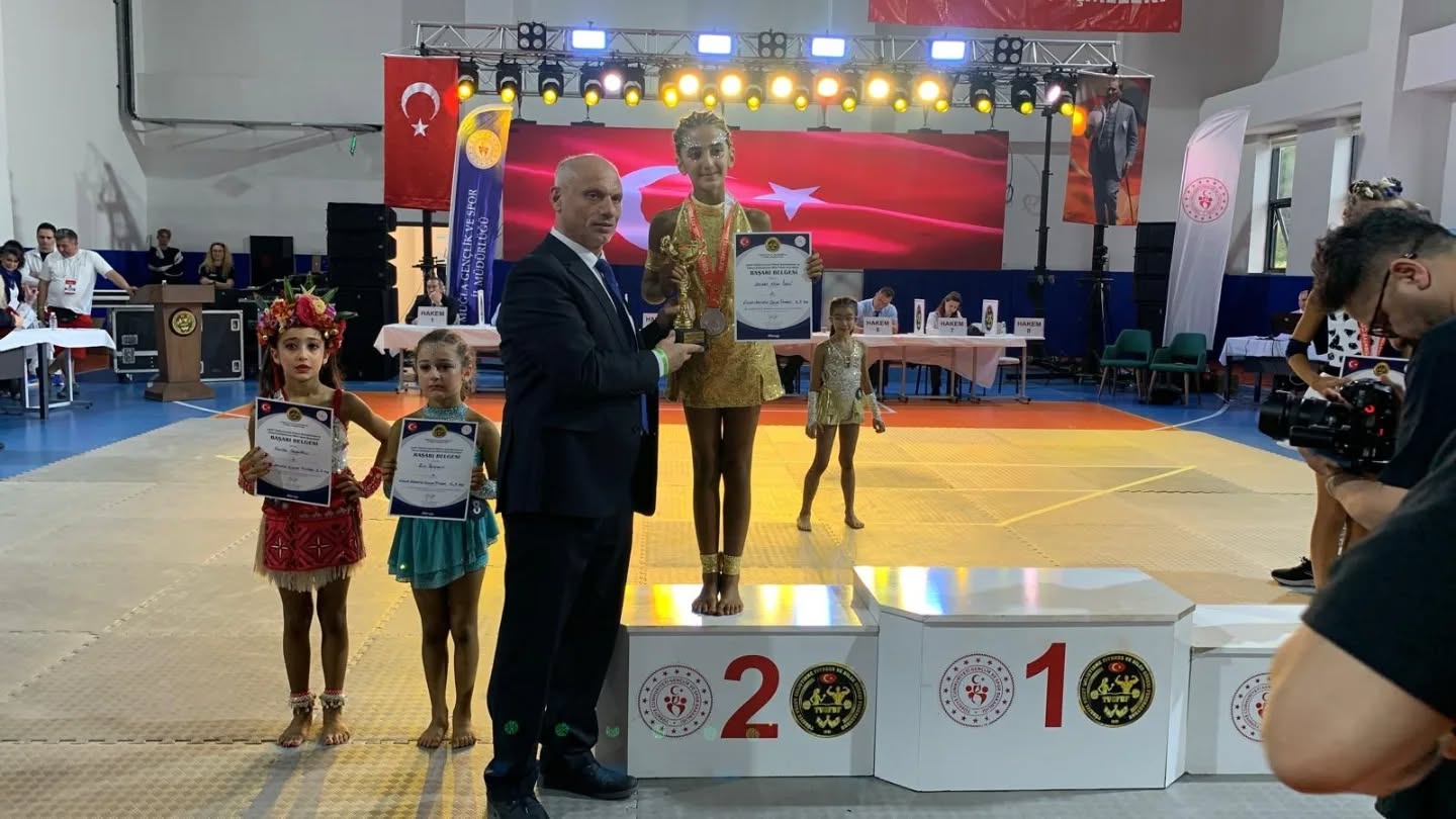 Geleceğin yıldızları kürsüde
