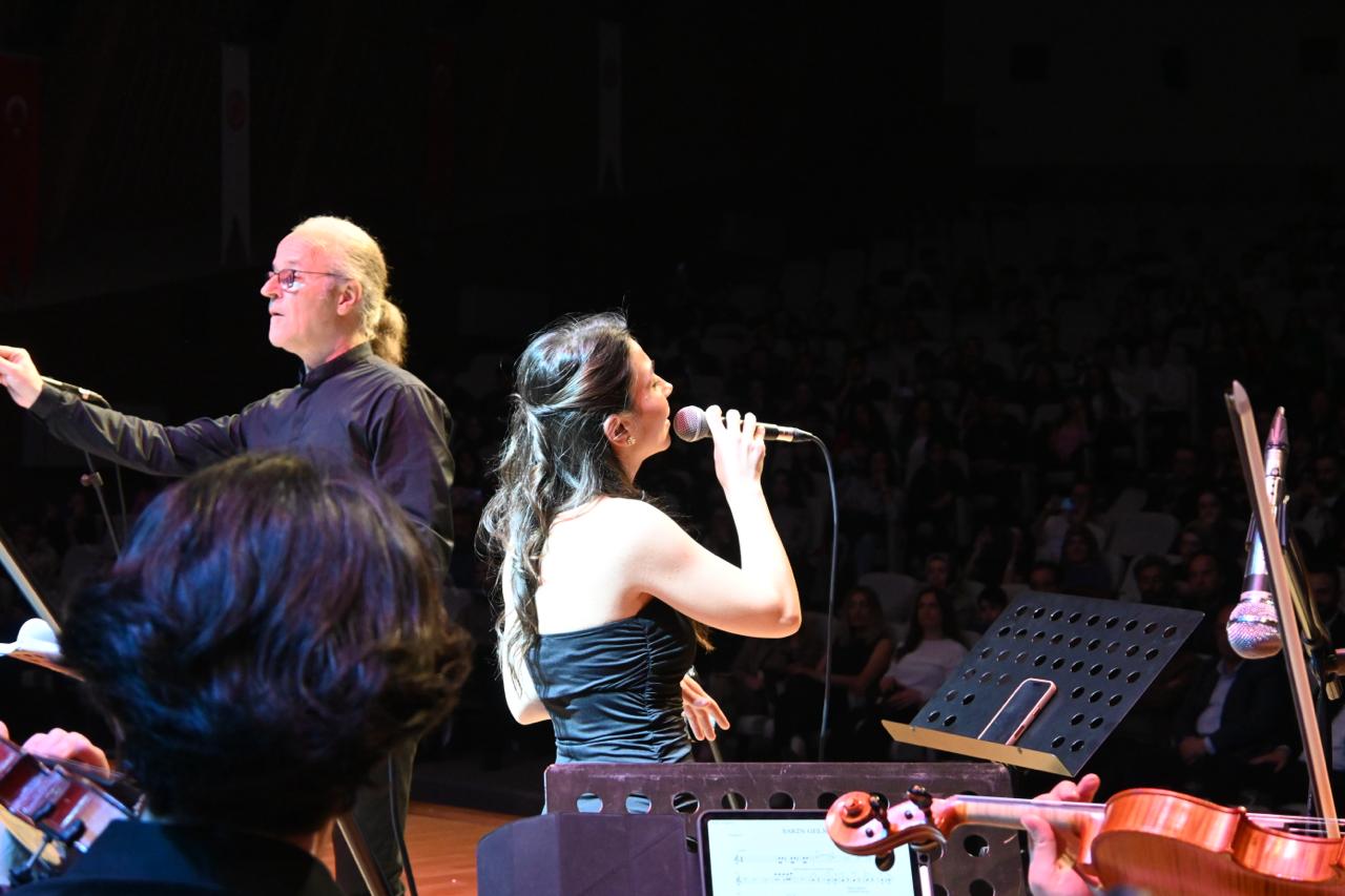 Senfonik türküler ve rock ezgileri aynı sahneyle buluştu