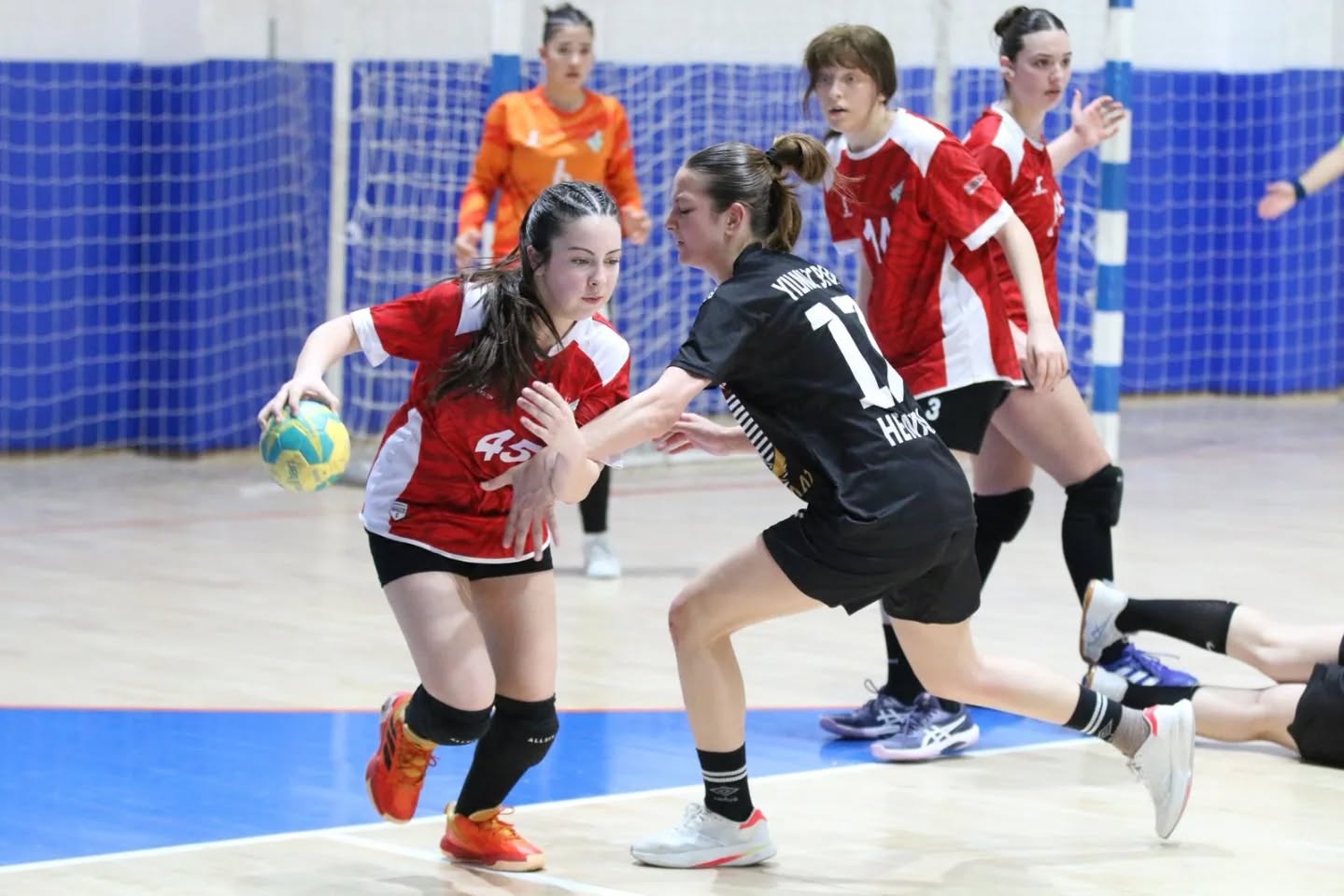 Hentbolun kalbi Sivas’ta atıyor