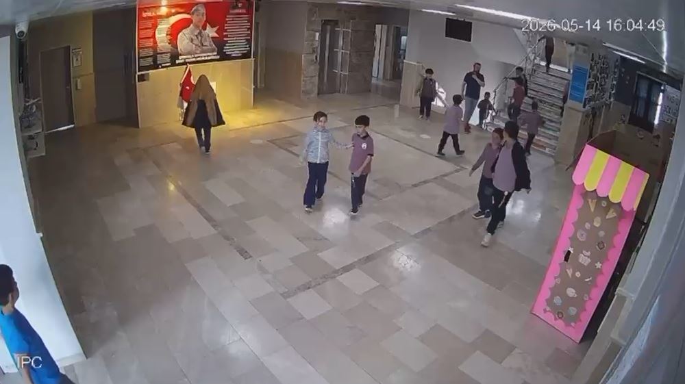 Sivas'ta ilkokul öğrencisinin bayrak hassasiyeti