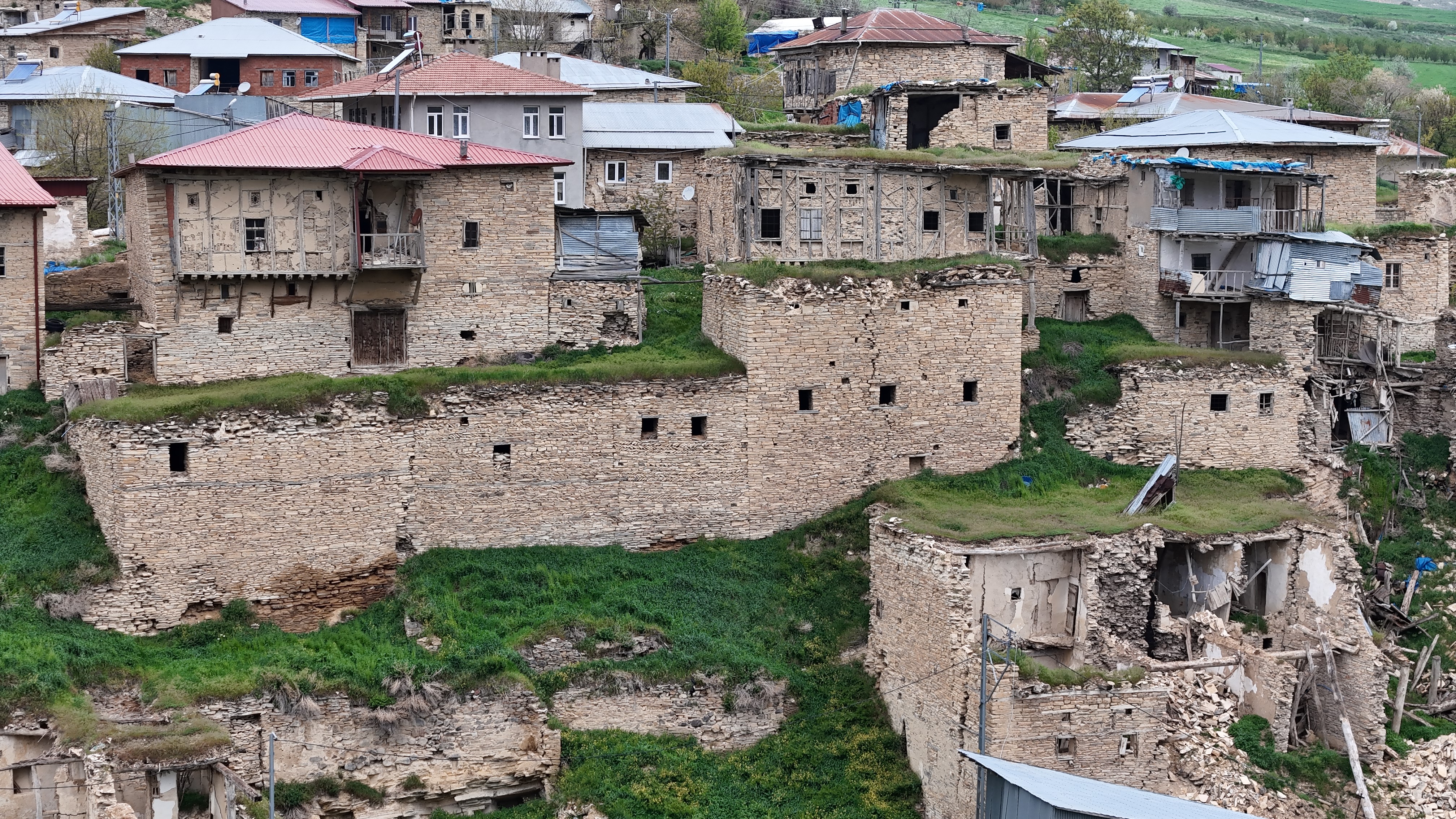 Sivas'ta köyün altındaki kayaları söküp ev yaptılar