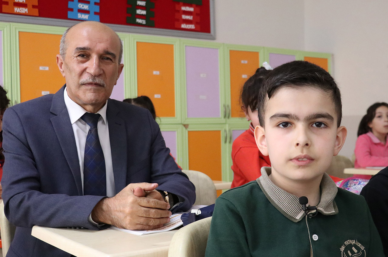 Sivas'ta 40 yıllık öğretmen dede ile torunu aynı sınıfta buluştu