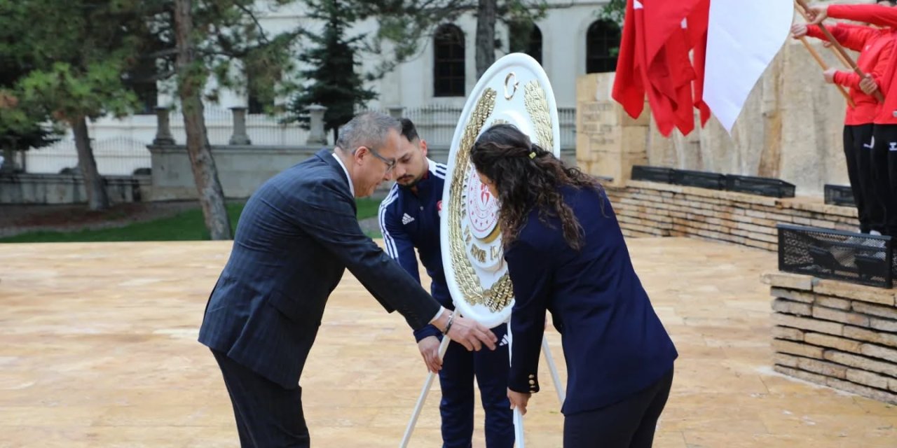 Sivas'ta 19 Mayıs coşkusu Atatürk Anıtı'na çelenk sunumuyla başladı!