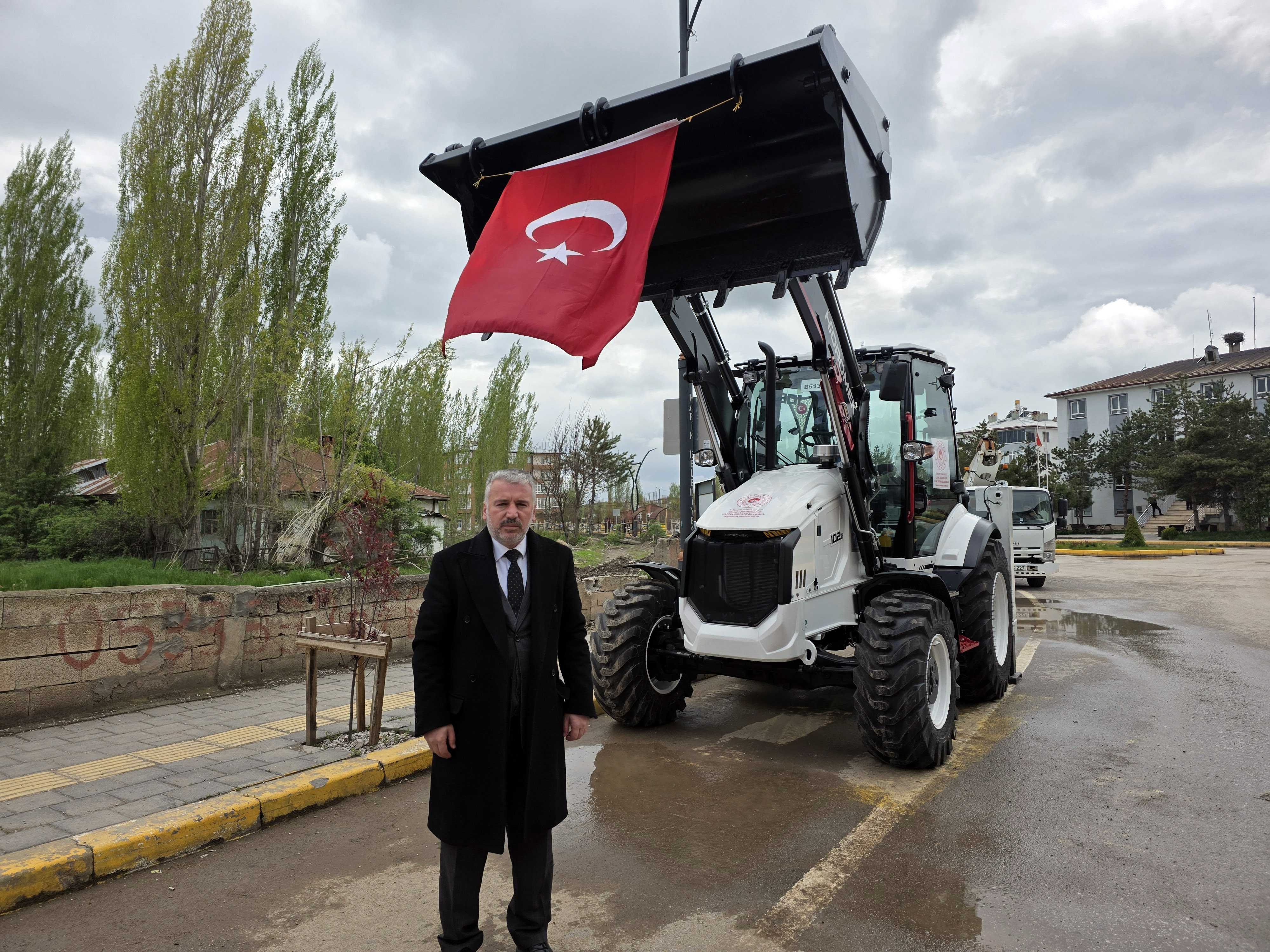 Hafik Belediyesine hibe edilen iş makinesi teslim alındı