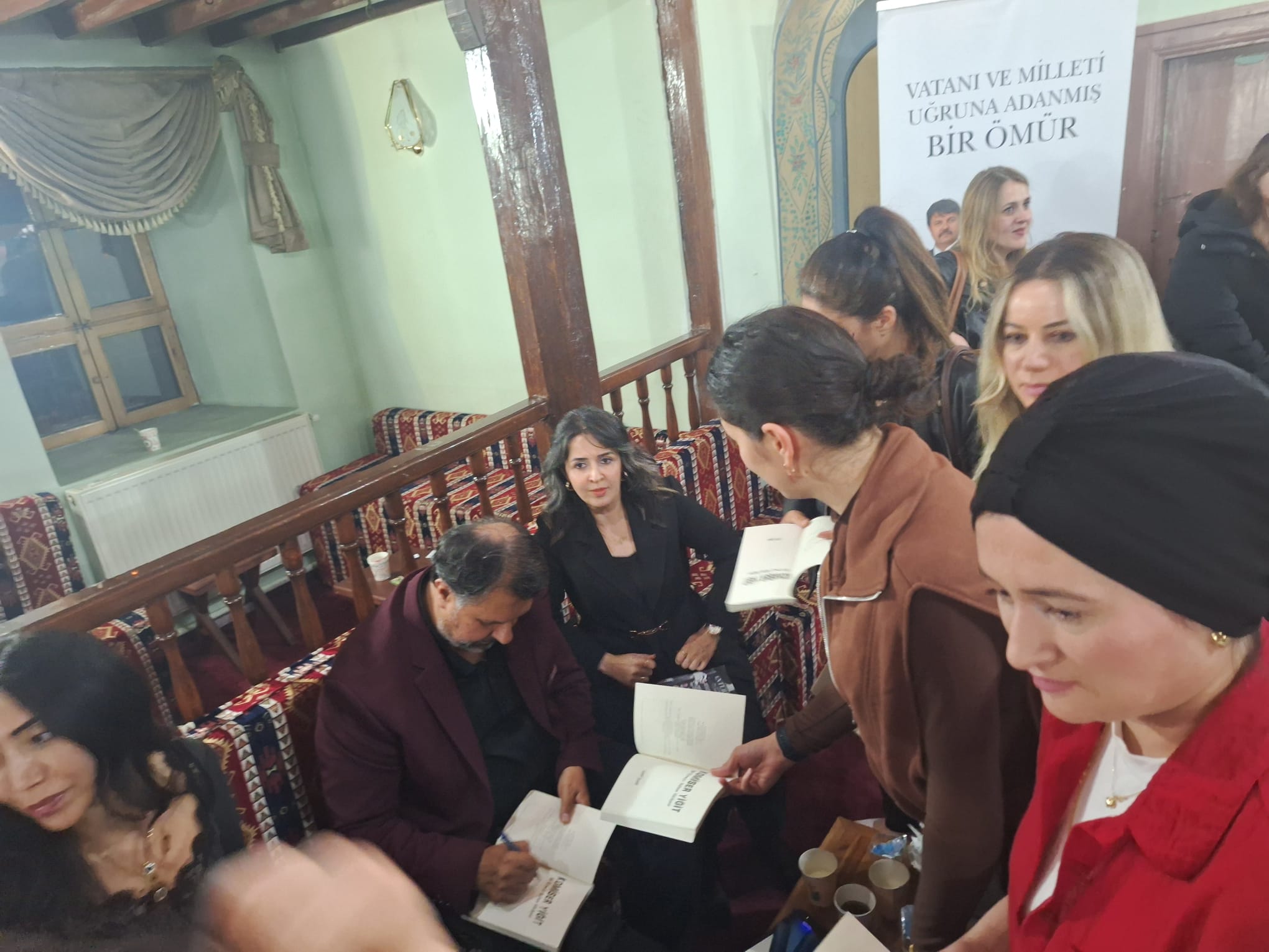 İnterpol eski daire başkanı Lütfi Çiçek Sivaslı okuyan kadınlarla buluştu