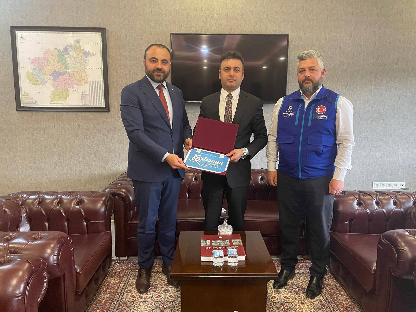 Sivas Vali Yardımcılarından Diyanet Vakfının kurban kampanyasına destek