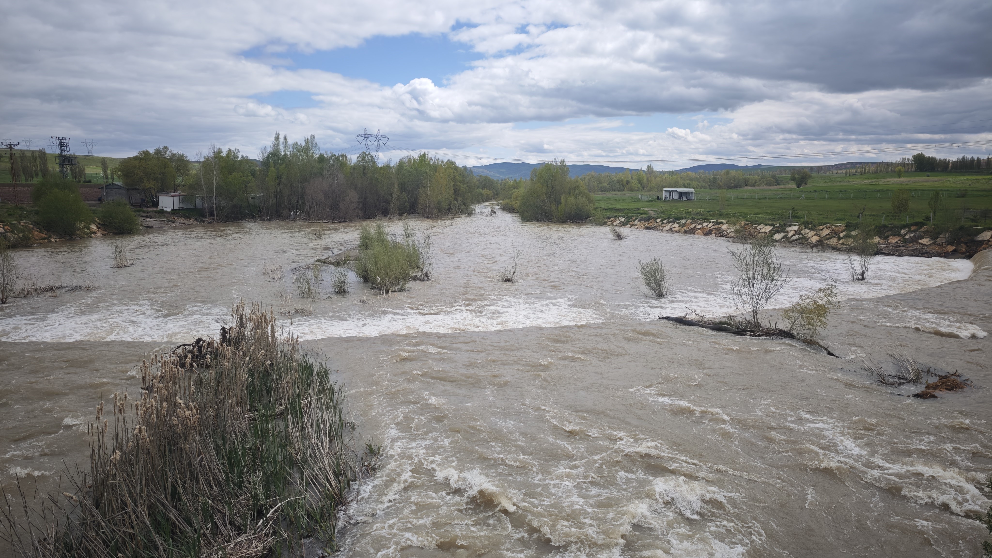 Türkiye’nin en uzun nehri Kızılırmak’ı besleyen Yıldız Irmağı coştu