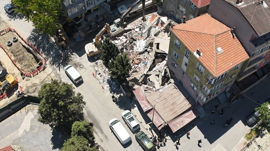 Yıkımı yapılan bina çöktü