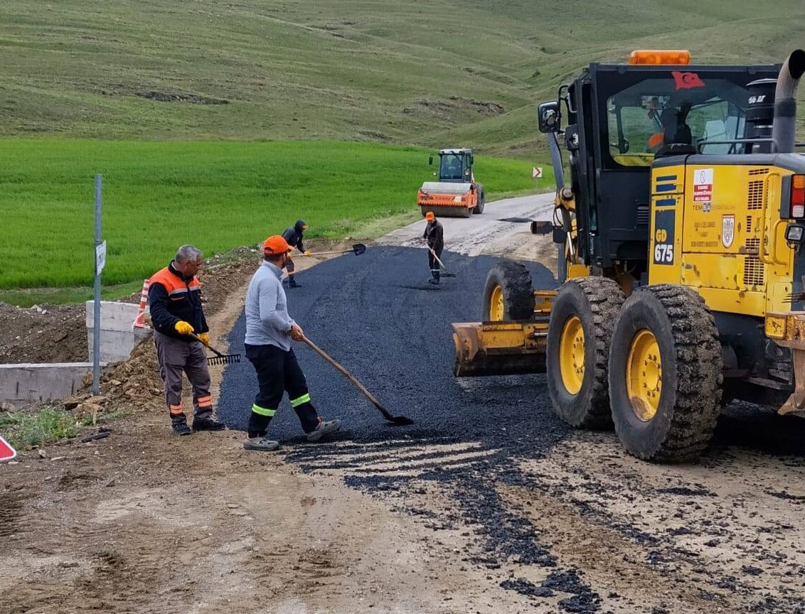 Şarkışla'da köy yolunda asfalt yama çalışmaları tamamlandı