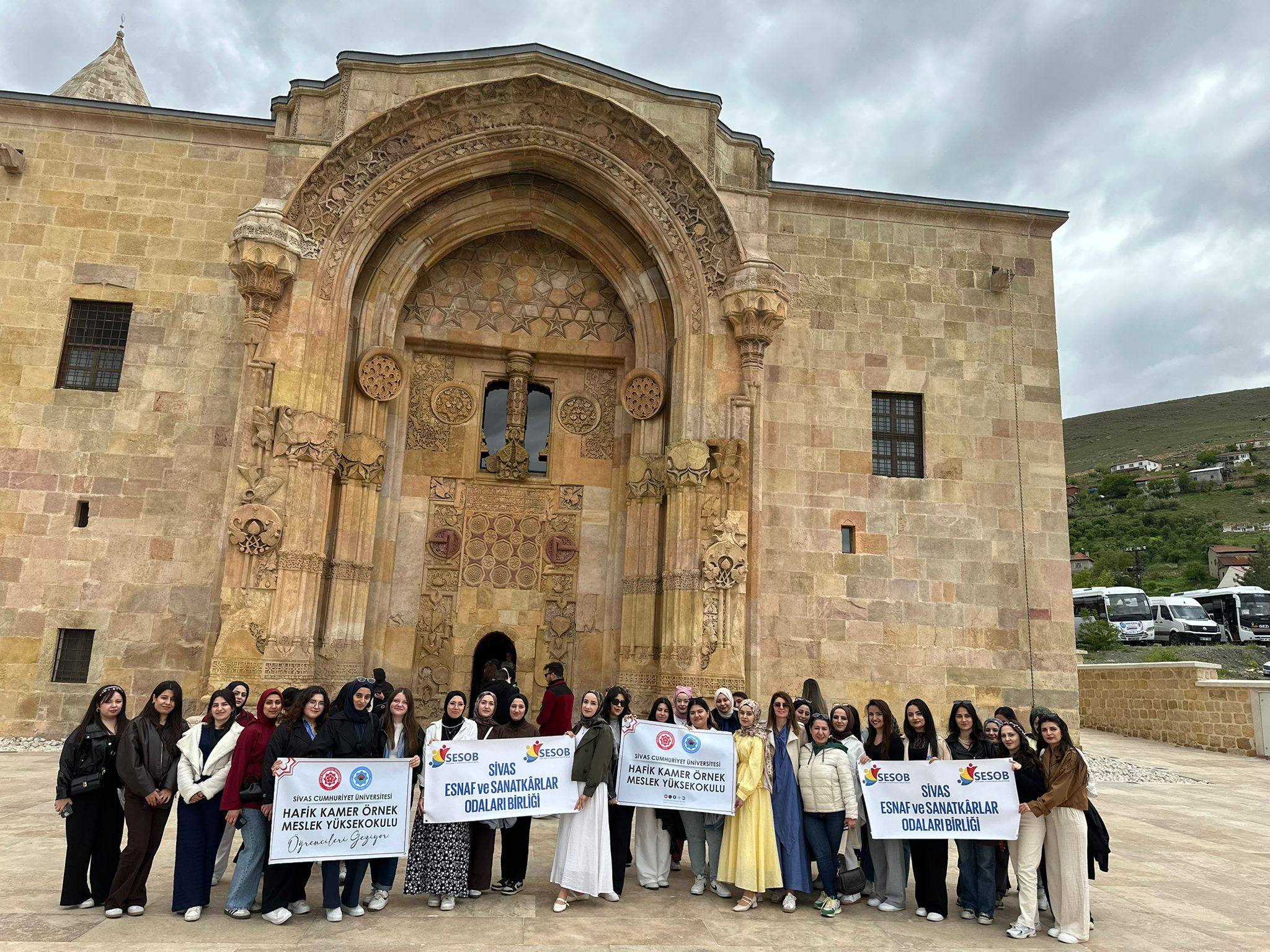 Hafik MYO öğrencileri Divriği’nin tarihi mirasını yerinde gördü