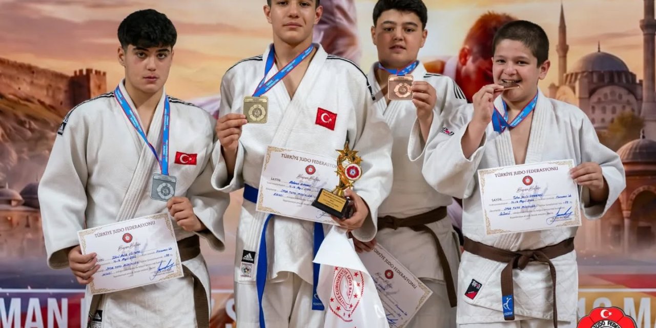 Sivaslı judocular madalyaları topladı