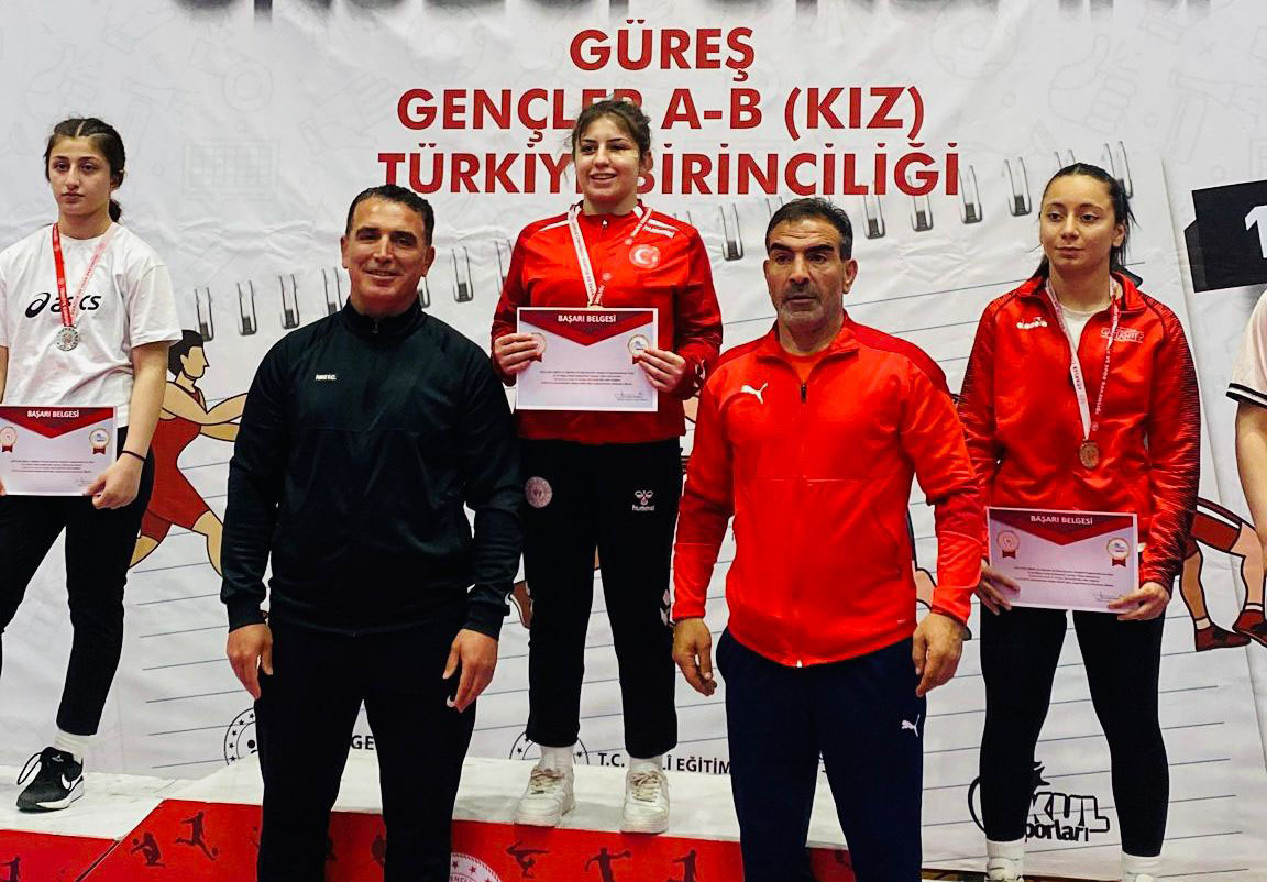 Ecrin’den bir altın daha