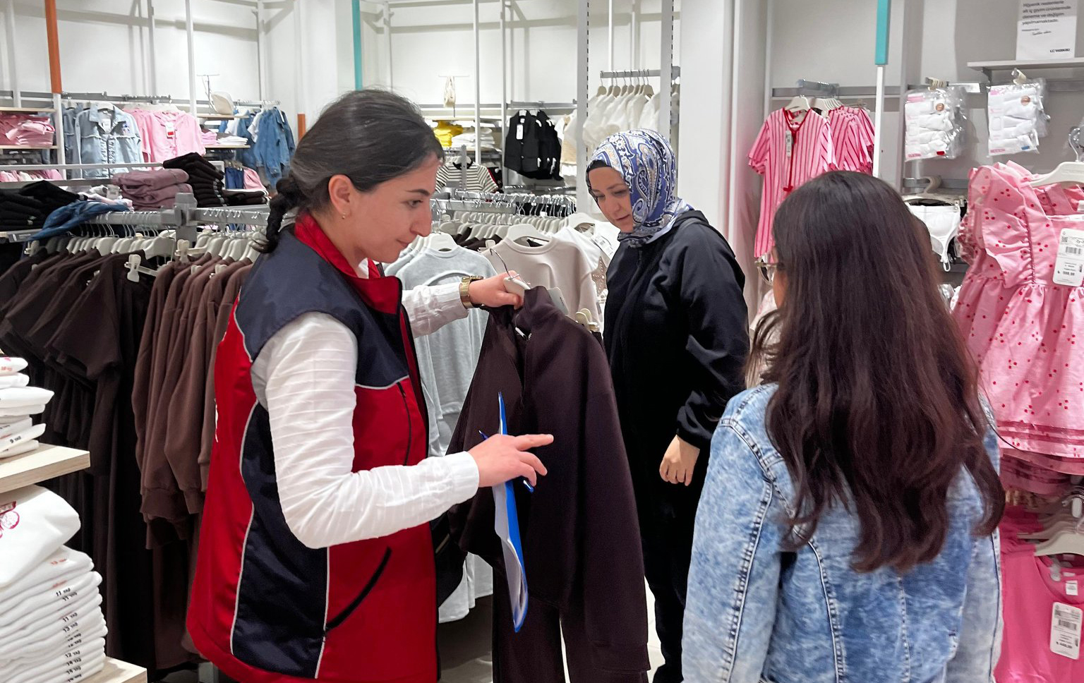 Vakıflar'dan 844 çocuğa giyim kartı
