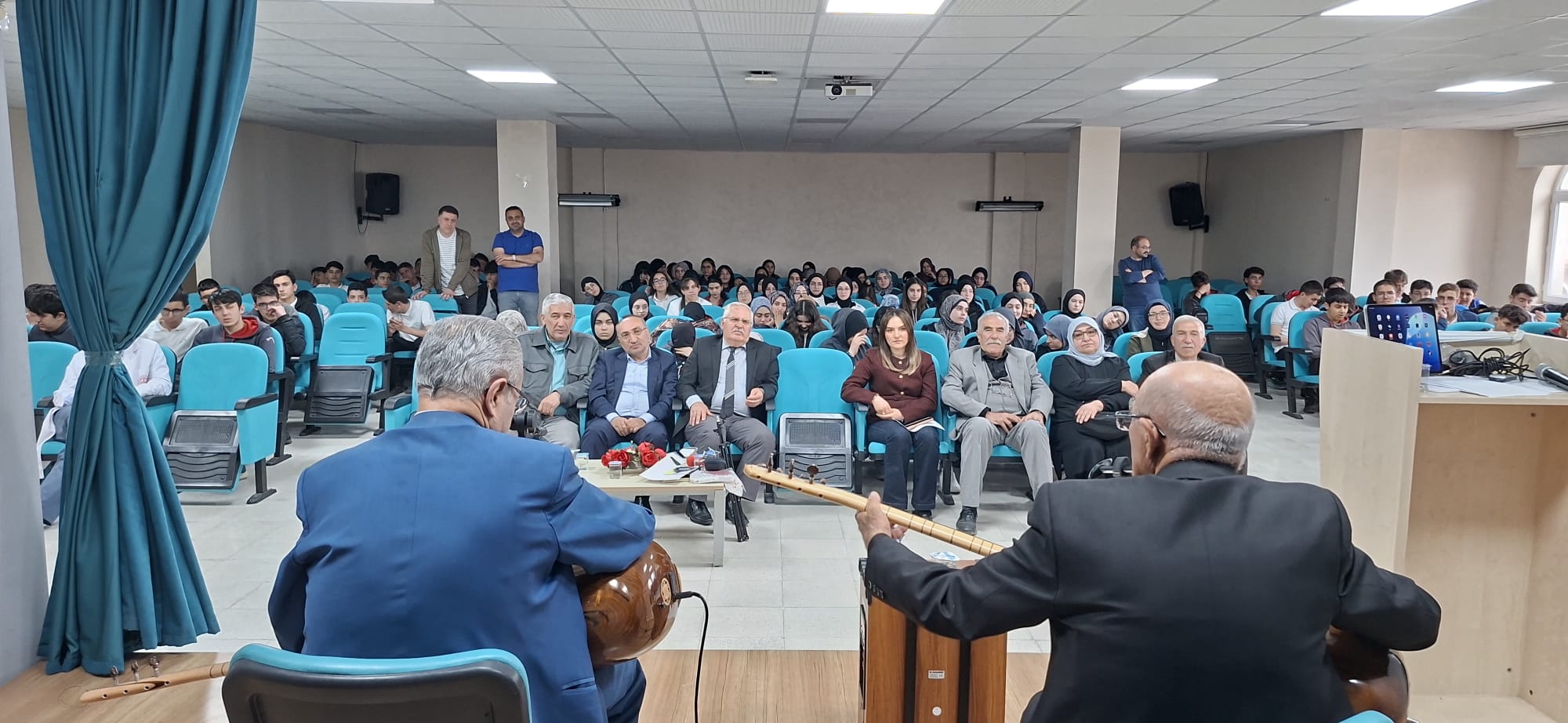 Ozanların sazı ve sözü gençlerle buluştu