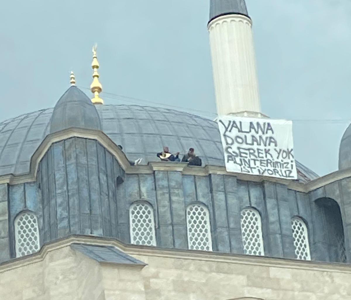Sivas Merkez Cami inşaatında ilginç eylem: Ücretlerini alamayan işçiler saz çalarak protesto etti