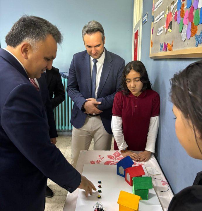 Direkli Ortaokulu’ndan geleceğin teknolojilerine 19 proje