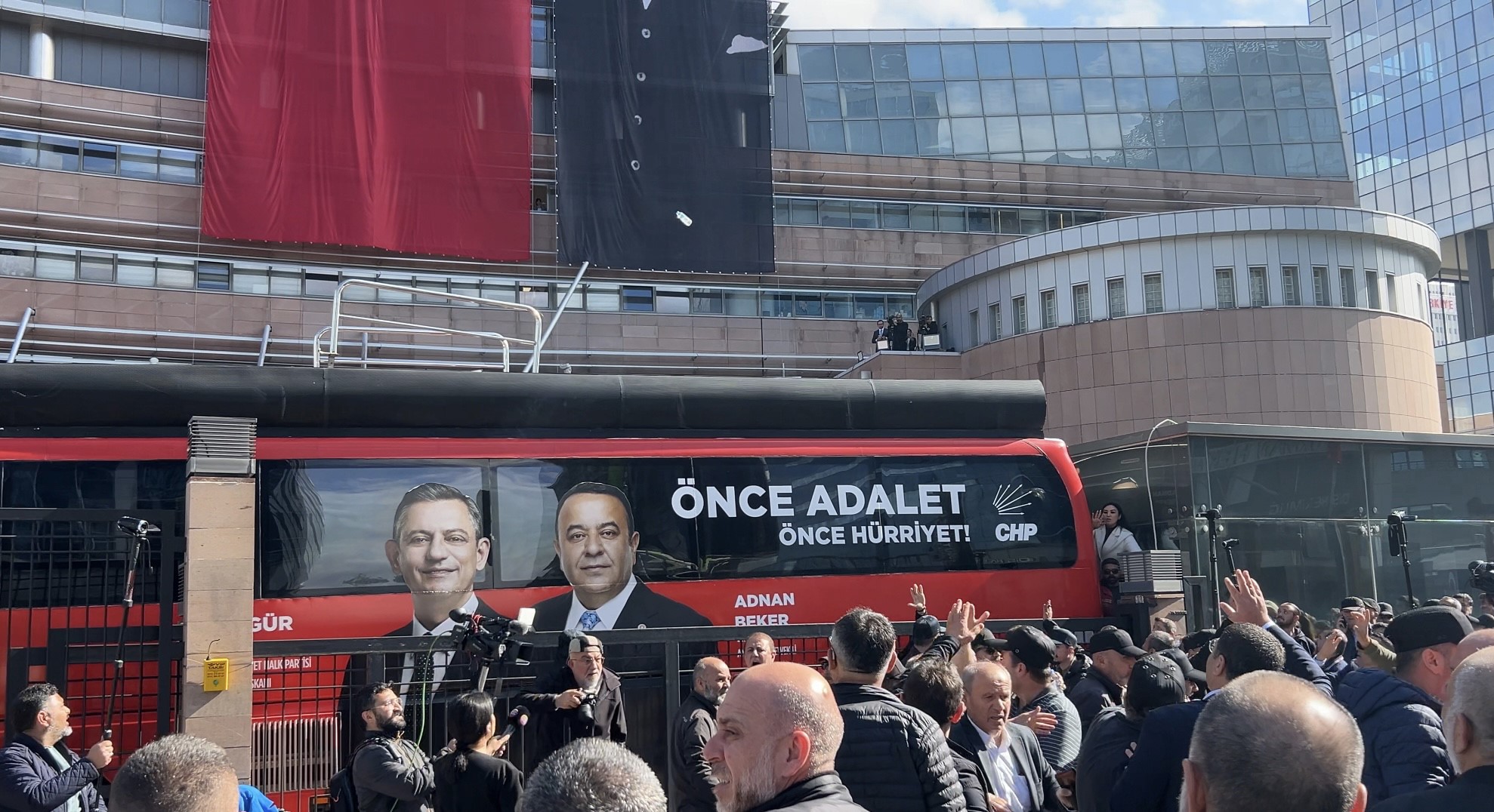 CHP, Genel Merkezi önünde çıkan tartışmada su şişeleri havada uçuştu