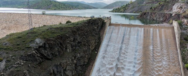 Pusat-Özen Barajı’nda 18 yıl sonra dolusavaktan su aktı