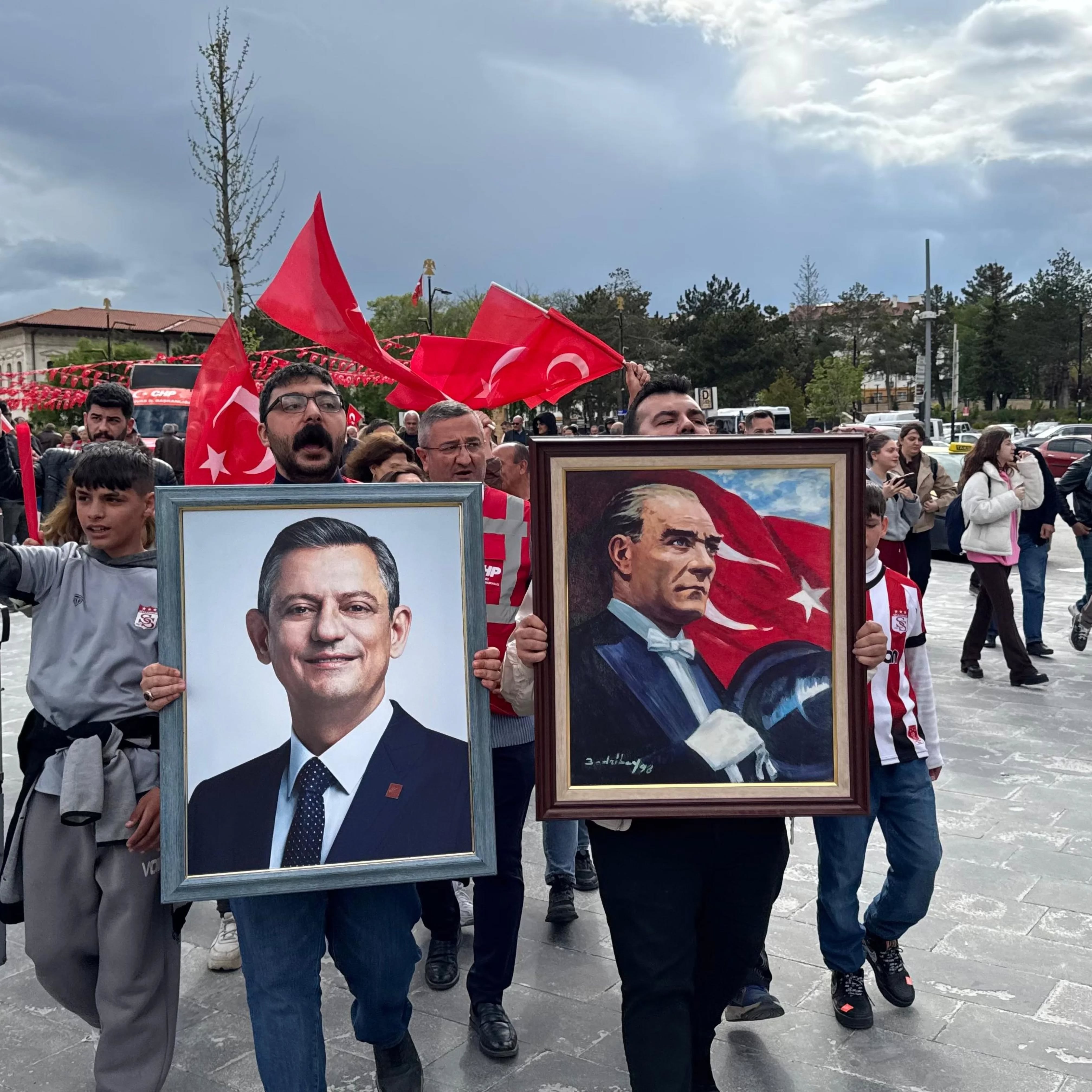 CHP Sivas İl Başkanlığı'ndan kent meydanında "Kayyum" tepkisi: "Sarayın darbesini kabul etmiyoruz"