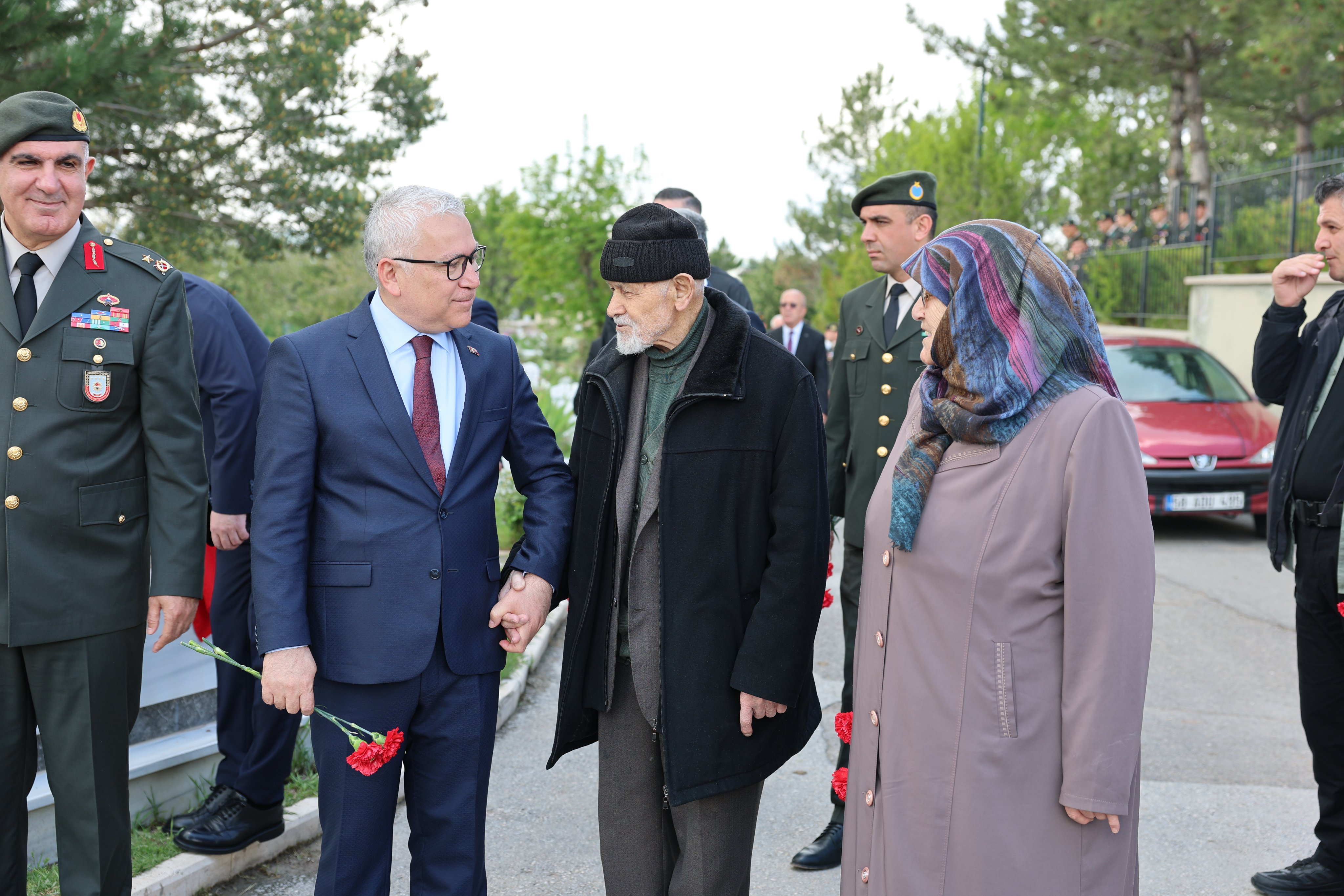 Sivas'ta şehitler kabirleri başında dualarla yad edildi