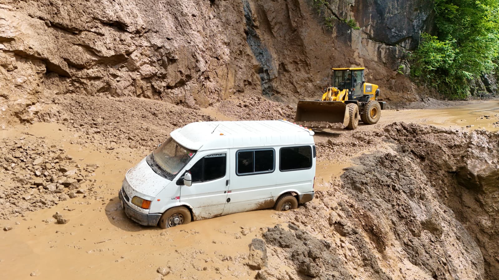 Trabzon’da heyelan; minibüsteki 3 kişi son anda kurtuldu