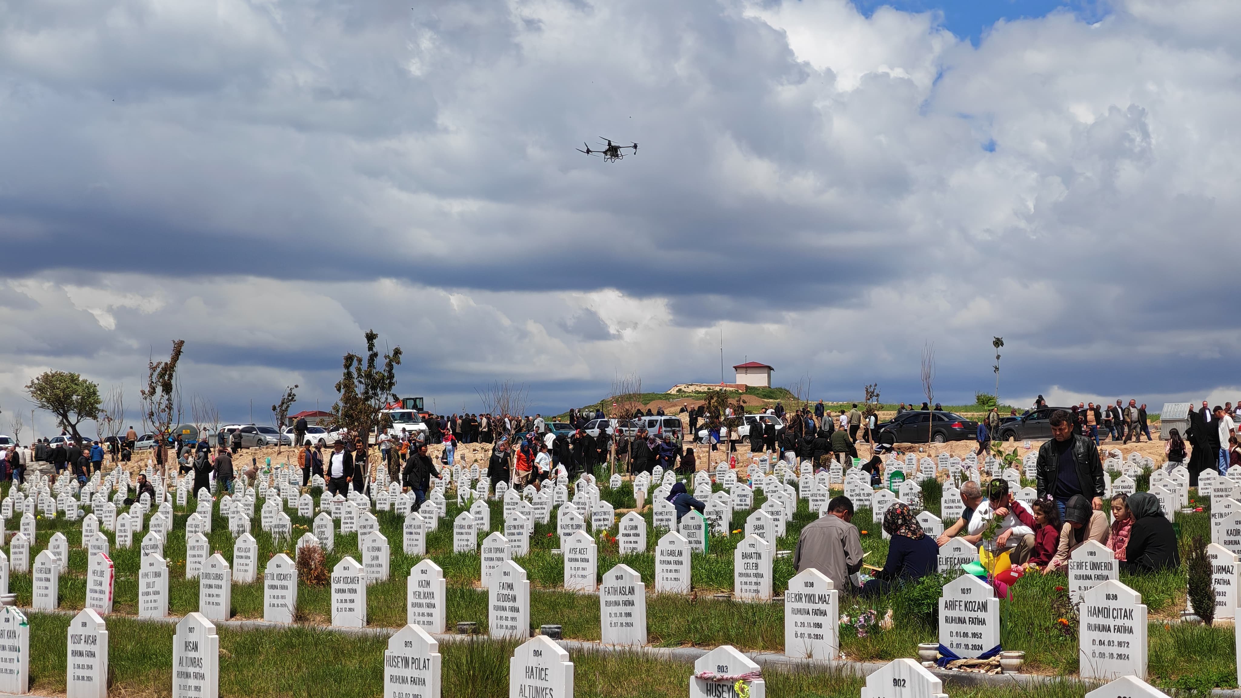 Sivas'ta mezarlık semalarından drone ile gül suyu sıkıldı