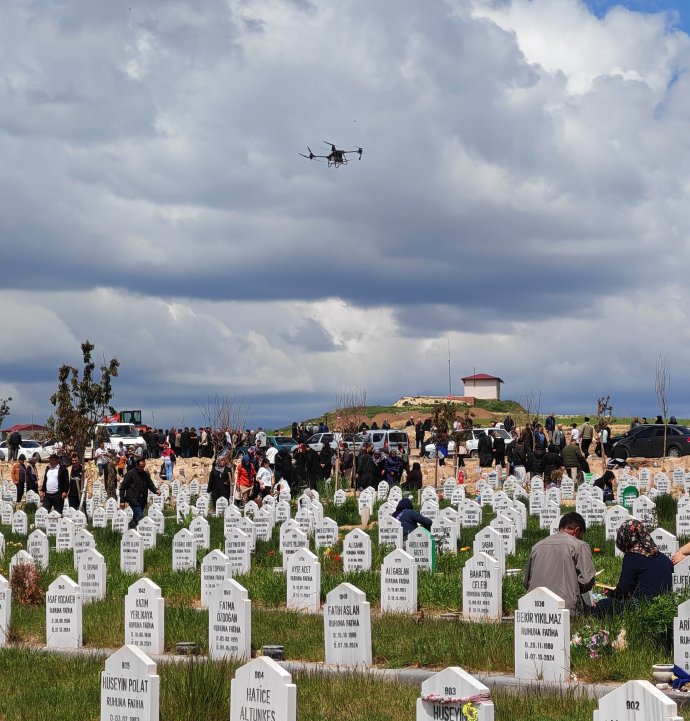 Sivas'ta mezarlık semalarından drone ile gül suyu sıkıldı