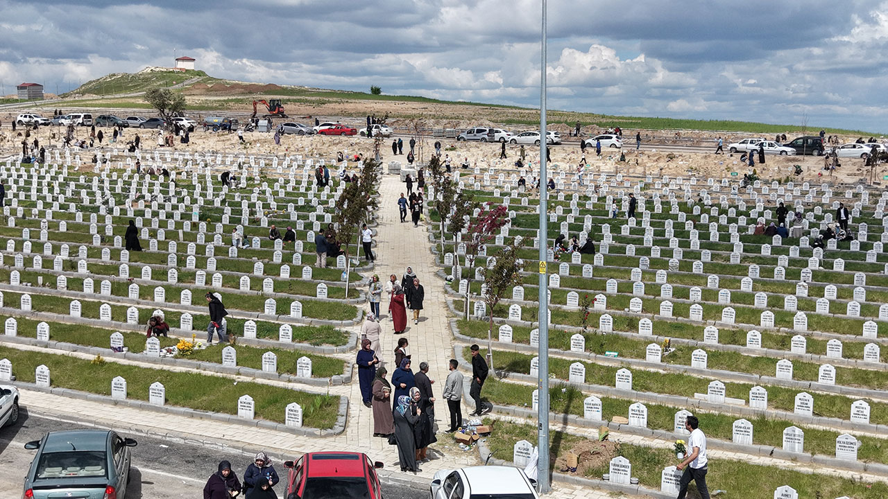 Sivas'ta Yukarı Tekke Mezarlığı'nda 'arife' yoğunluğu