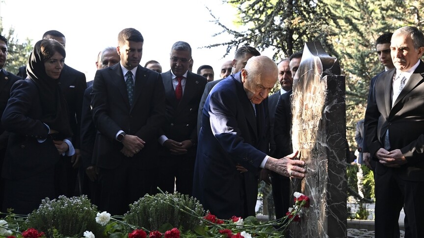Bahçeli, Alparslan Türkeş'in kabrini ziyaret etti