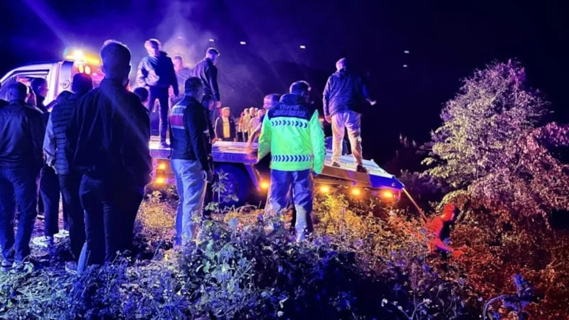 Uçuruma devrilen otomobildeki 1 kişi öldü, 3 kişi yaralandı