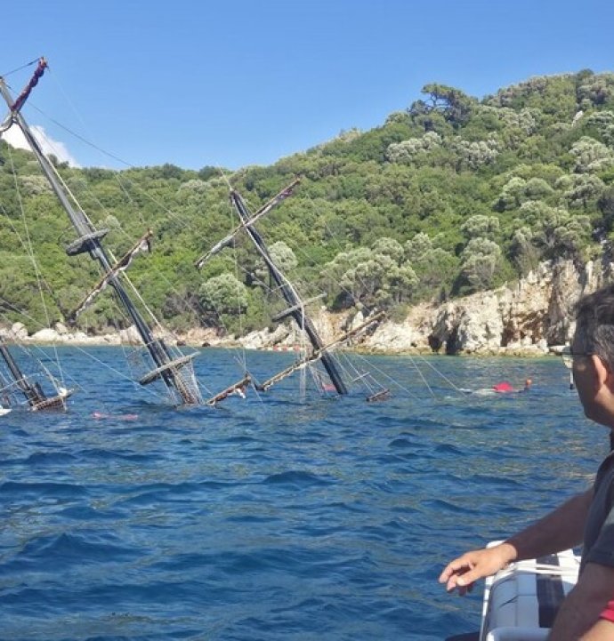 Gezi teknesi battı!