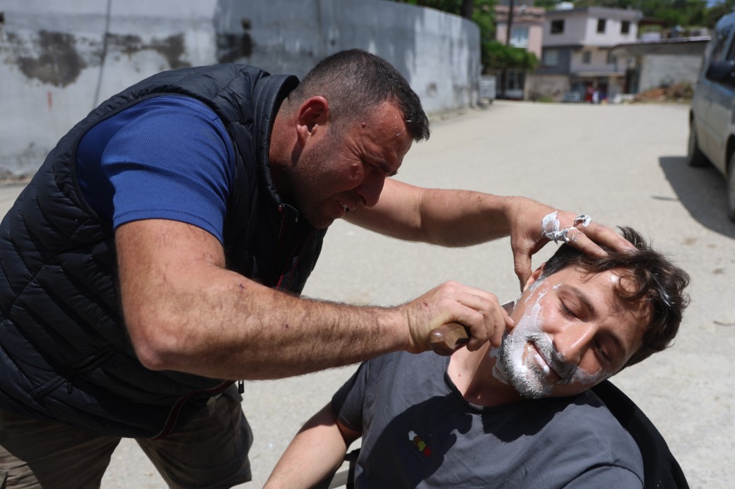 Bıçak ustası keskinlik ispatını tıraşla yapıyor