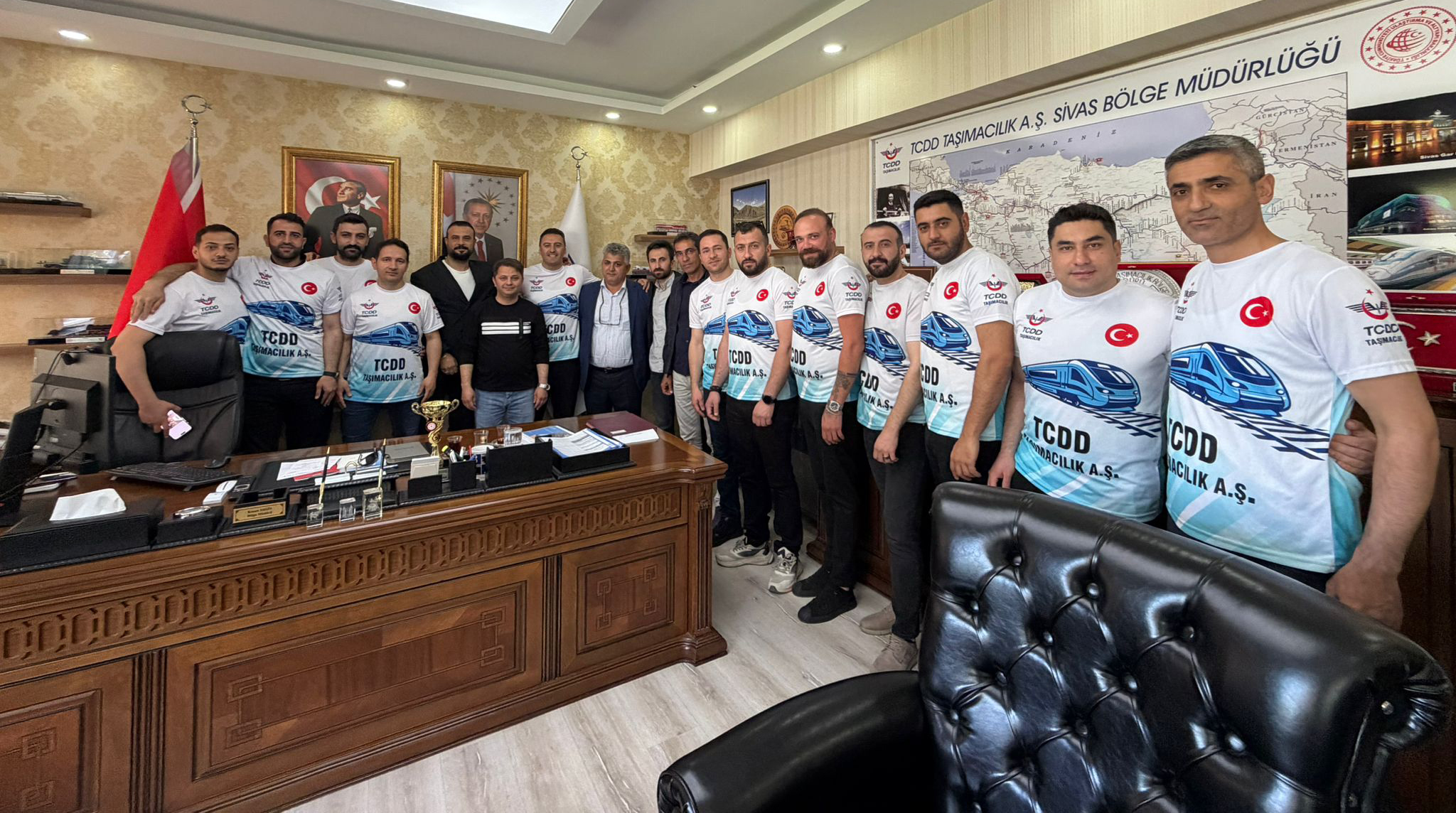 Makinistler kupayı müdüre verdi
