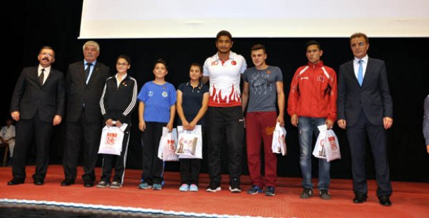 Sporculara Ödül Verildi