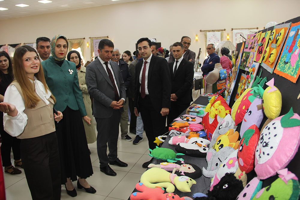 Zara'da kursiyerlerin ürünleri sergilendi