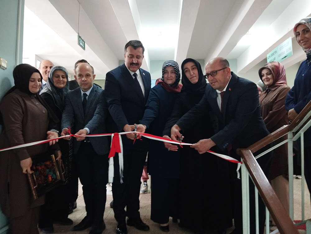 Suşehri'nde "Hayat Boyu Öğrenme Haftası" kapsamında sergi açıldı