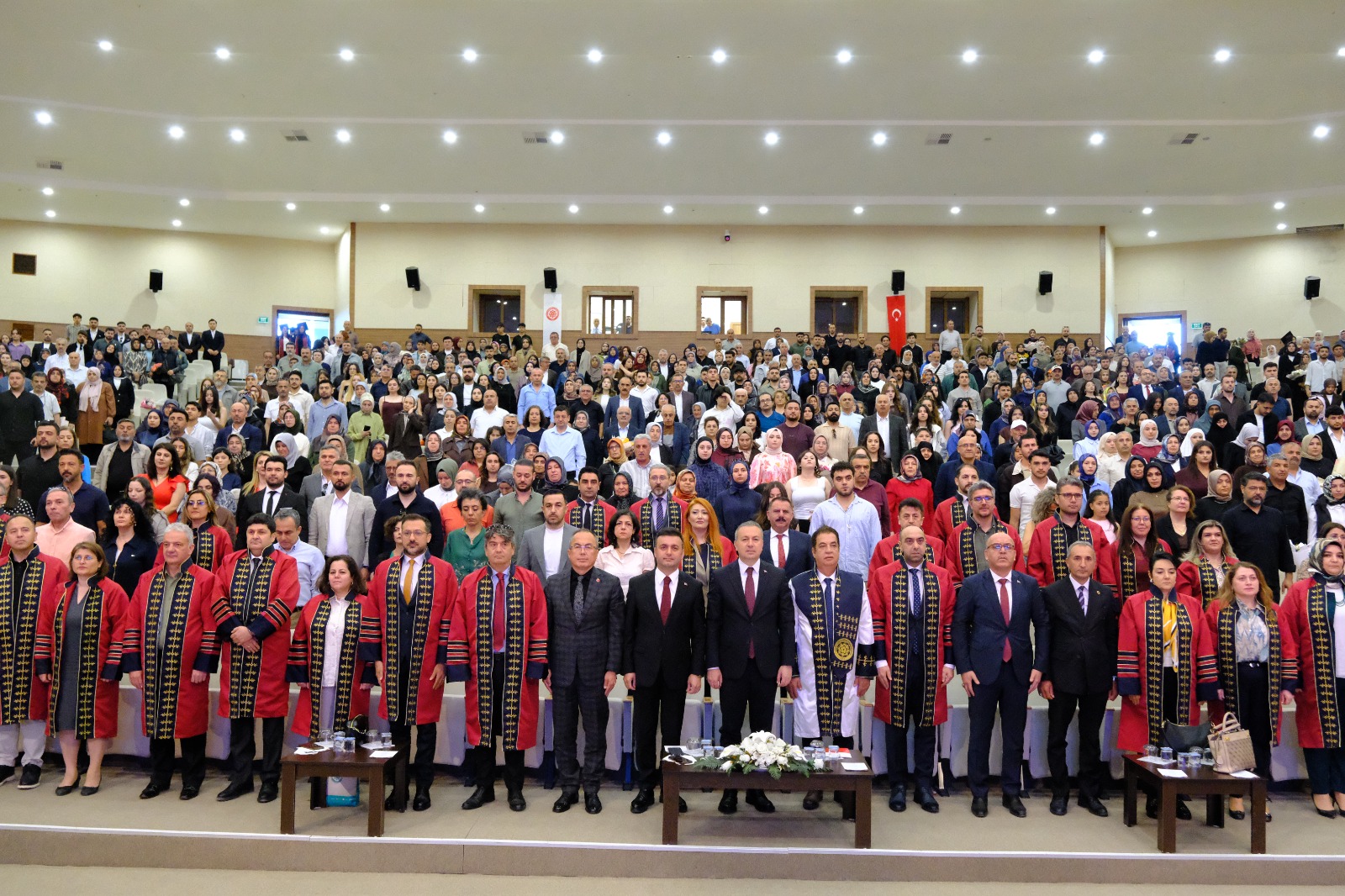 Öğretmen adayları mezuniyet sevinci yaşadı