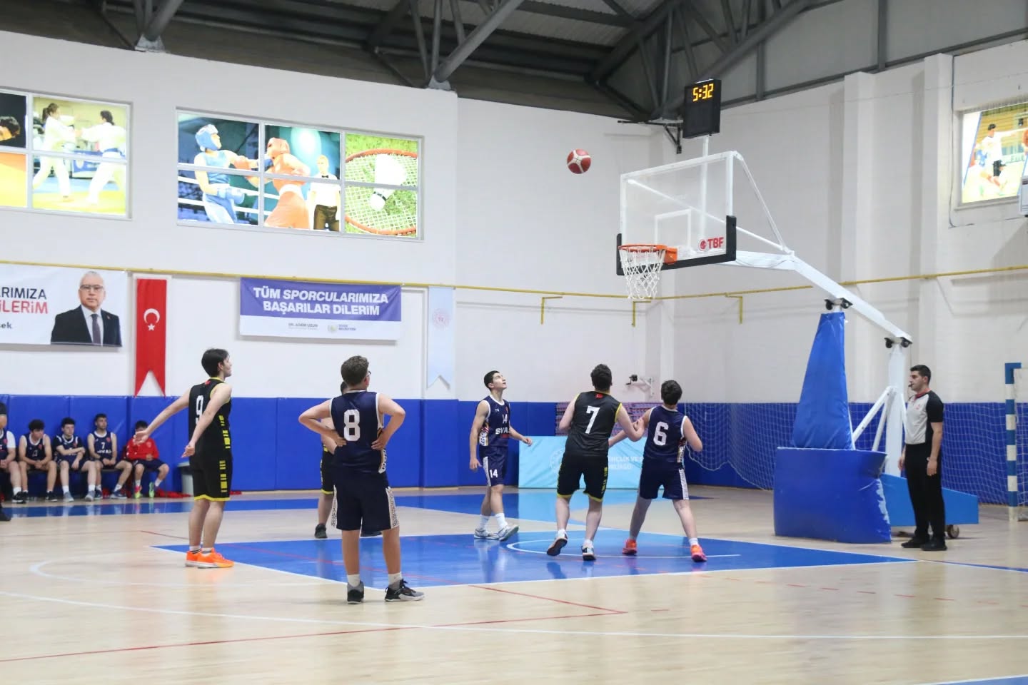 Genç basketbolcular derece için ter döktü