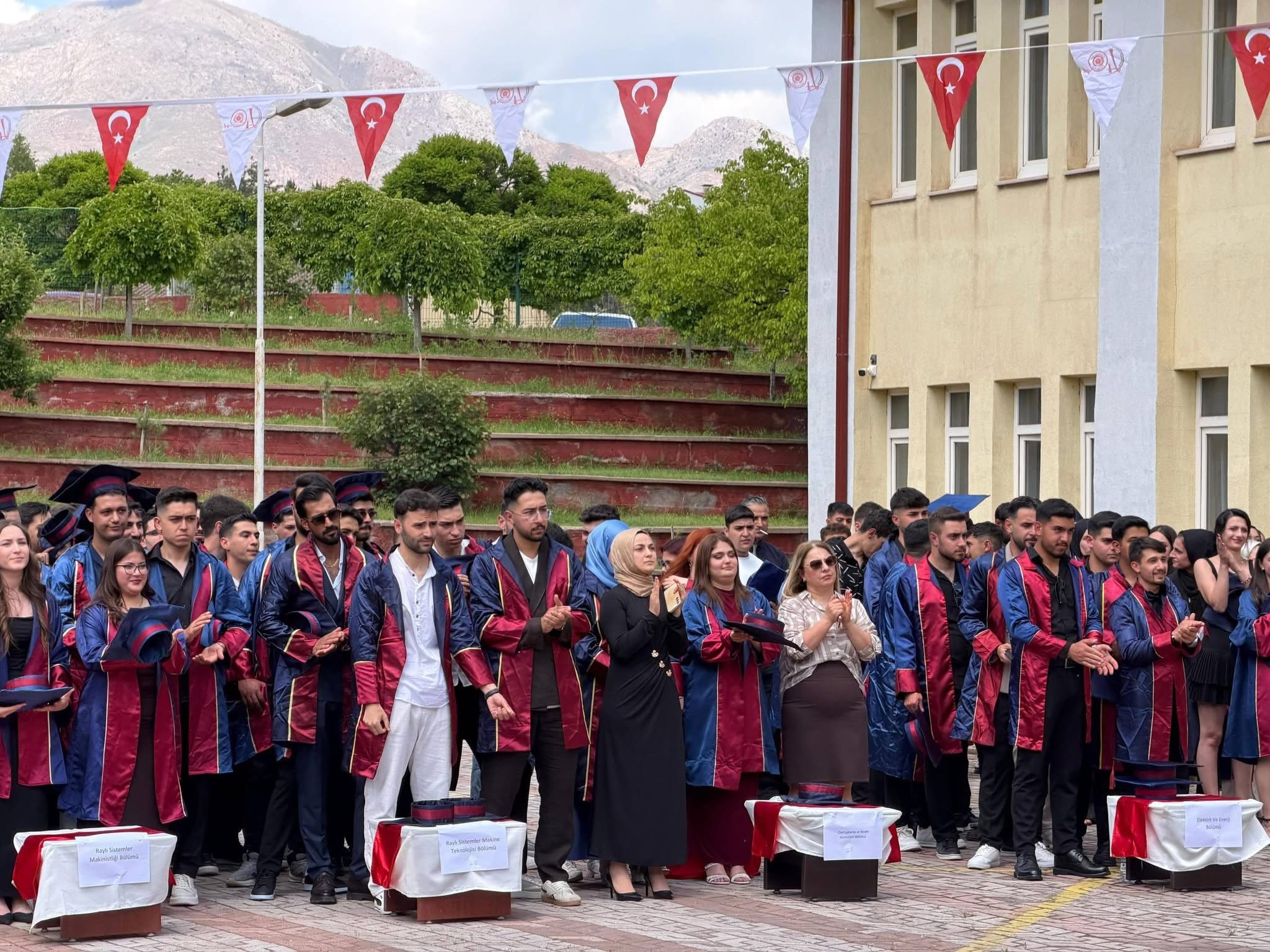 Başarılarını diplomayla taçlandırdılar