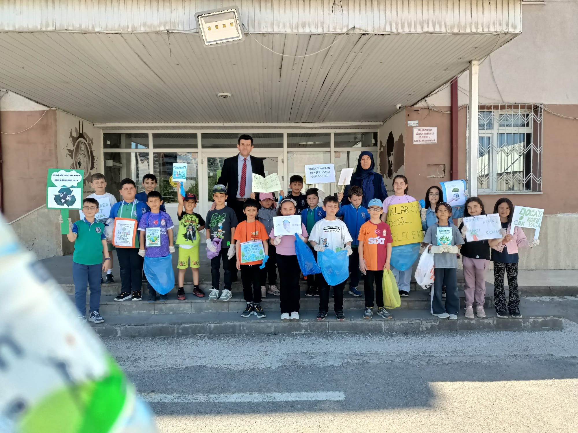Sivas'ta ilkokul öğrencilerinden çevre temizliği etkinliği