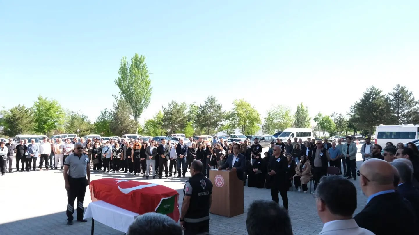Sivas Cumhuriyet Üniversitesi’nin acı günü: Bahaettin Keleş son yolculuğuna uğurlandı