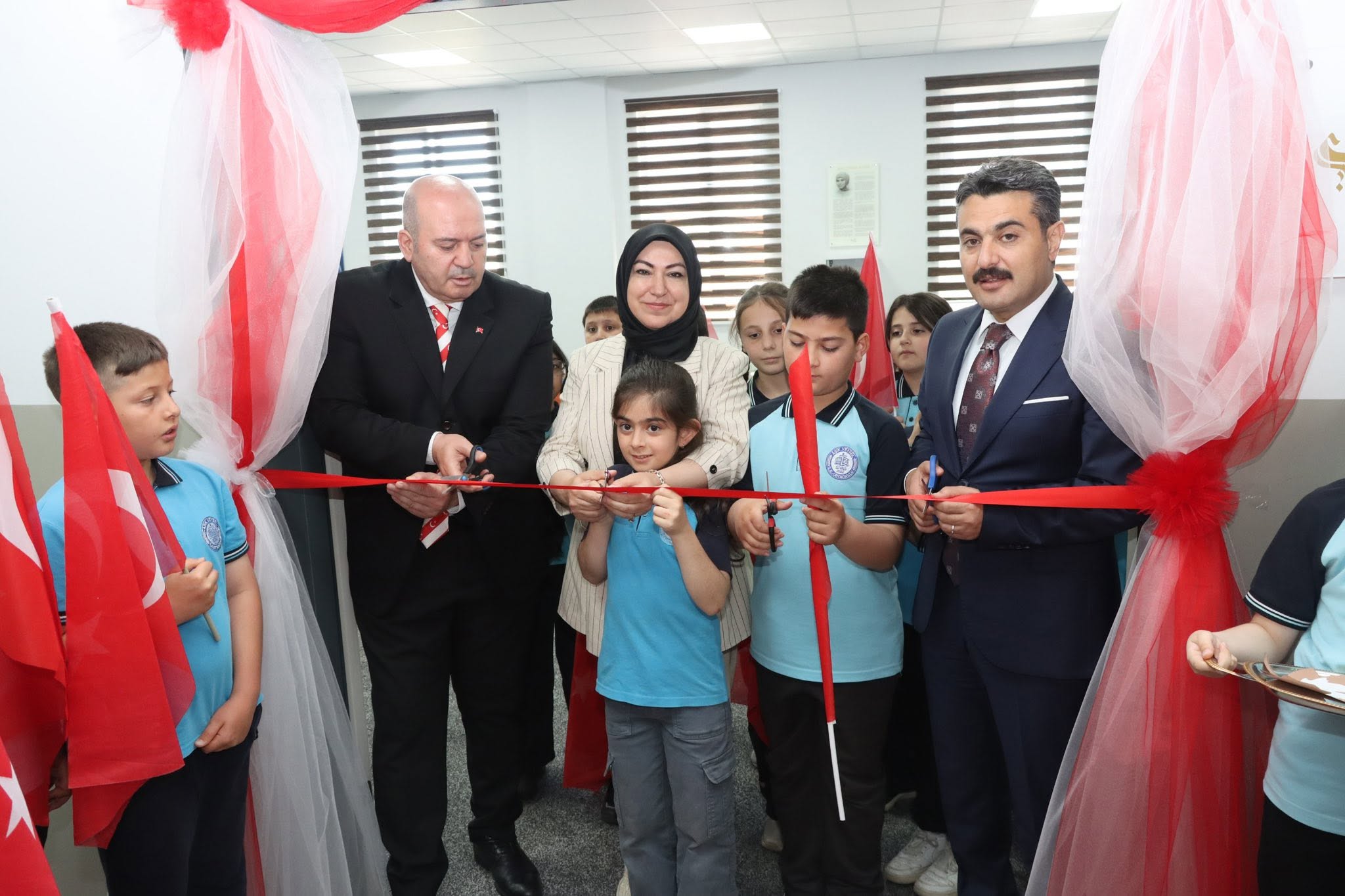 Sivas’ta Âşık Veysel Ortaokuluna yeni kütüphane