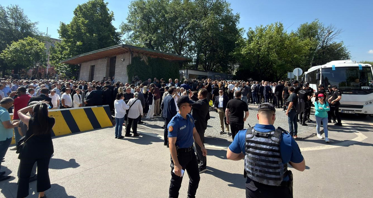 TBMM önünde Kılıçdaroğlu ve Özel destekçileri arasında gergi